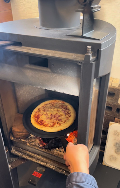 薪ストーブで焼いたピザは最高です！
